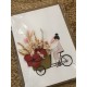 Affichettes illustrées à bicyclette et bouquet de fleurs séchées