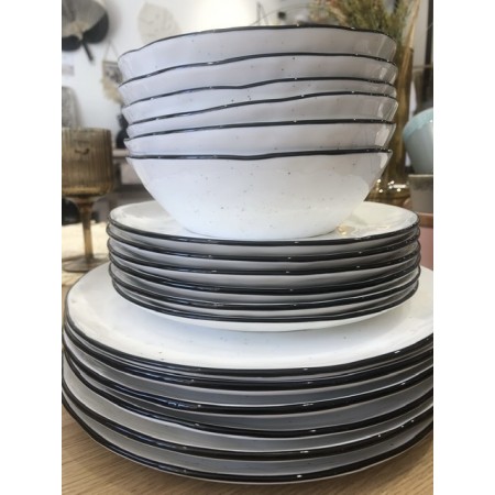 https://www.beaumstore.fr/5111-large_default/service-de-2-assiettes-plates-porcelaine-blanche-mouchetee-lisere-noir.jpg