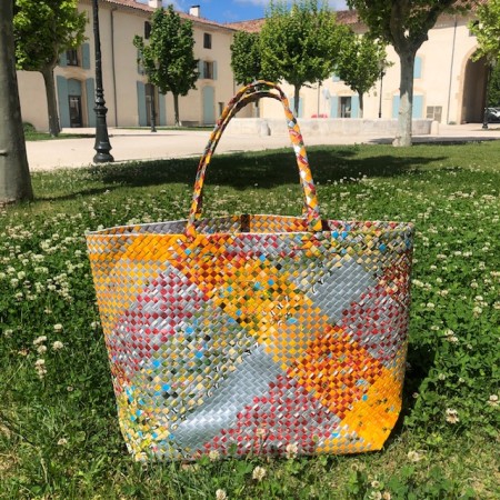 Sac Cabas Pop, tressé main pour un look été stylé et décontracté.