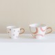 Tasse blanche pois rose peinte main