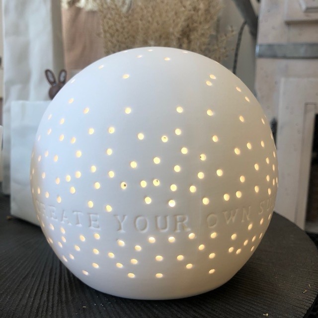 Boule ajourée lumineuse en porcelaine blanche matte Ø14,5 cm