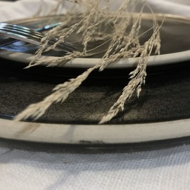 Assiette grès noir mat bord naturel